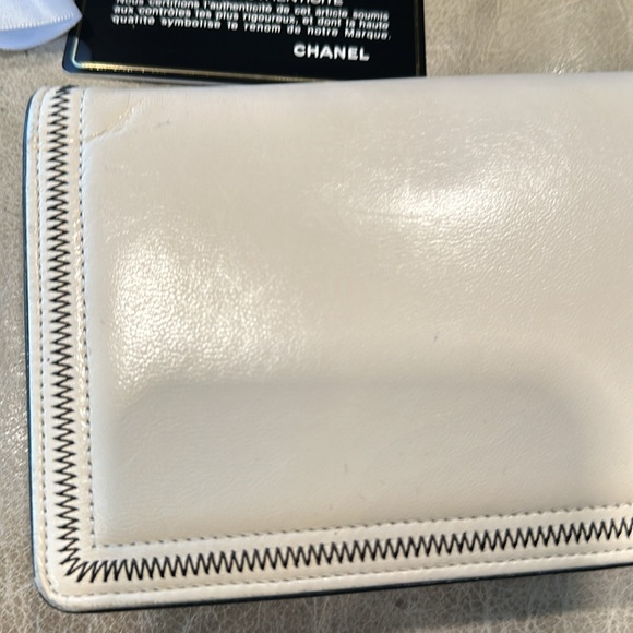 Chanel wallet soft white with black trim - Picture 7 of 11